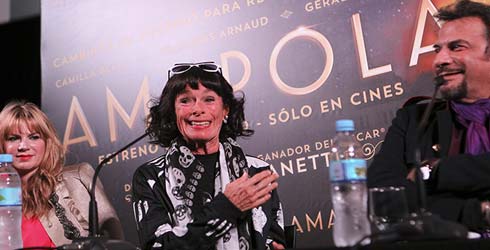 Estrenos en Argentina: Una joven viaja en el tiempo para mejorar su presente, un obrero se ve acosado por sus vecinos, adem�s de risas en el oeste americano�