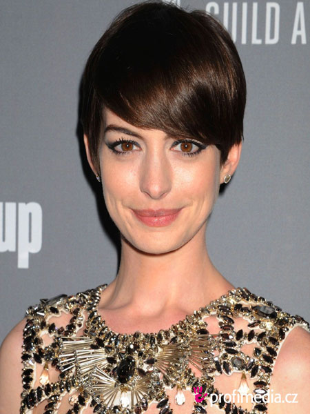 En femenino: Nueva comedia rom�ntica para Sarah Jessica Parker, Ashley Green con Brosnan, Anne Hathaway llev� mal la fama