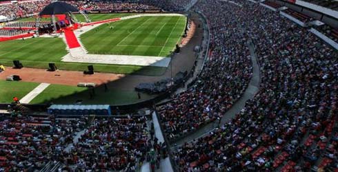 Miles de mexicanos dieron una emotiva despedida a Chespirito