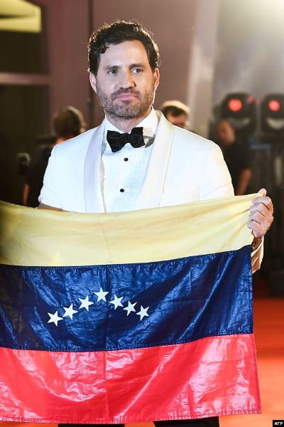 Edgar Ram�rez desfil� con la bandera de Venezuela en Festival de Cine de Venecia