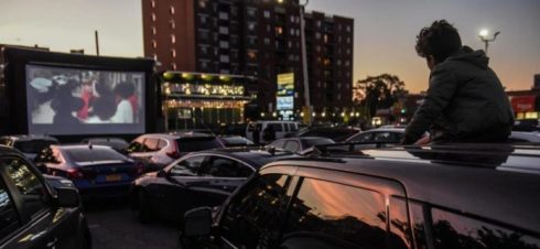 A falta de vuelos, el aeropuerto de Montevideo se convierte en autocine