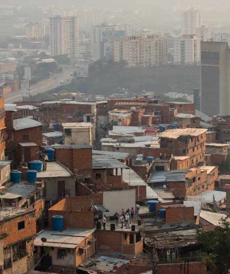 M�sica y una pantalla de cine en una platabanda de Petare