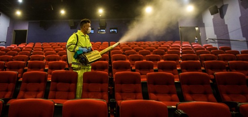 China: abren los cines pero cierran nuevas ciudades