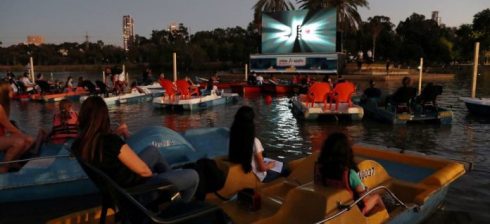 Israel inaugur� un cine flotante para disfrutar del s�ptimo arte en tiempos de coronavirus