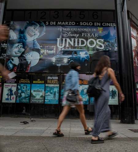 Los cines argentinos permanecer�n cerrados hasta el 31 de enero y crece la preocupaci�n en el sector