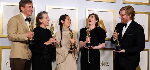 �scar 2021: 'Nomadland' triunfa en una gala tediosa marcada por la anticlim�tica victoria de Anthony Hopkins