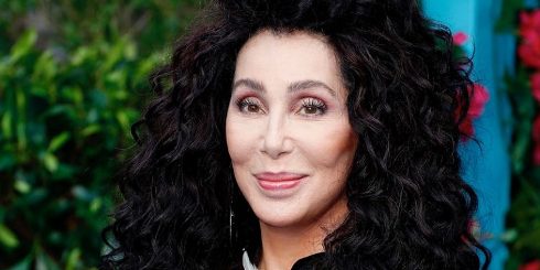 Cher cumple 75 a�os y lo hace con un regalo para sus millones de fans