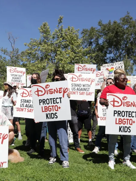Disney, nacida de la fantas�a y los cuentos de hadas, se enfrenta a un boicot anti-LGBT+ muy real