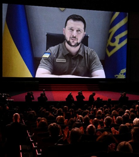 El presidente Zelenski irrumpe en la inauguraci�n de Cannes y cita a Chaplin: �El cine no puede quedarse mudo�