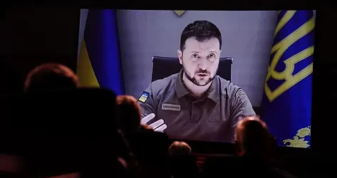 El presidente Zelenski irrumpe en la inauguraci�n de Cannes y cita a Chaplin: �El cine no puede quedarse mudo�