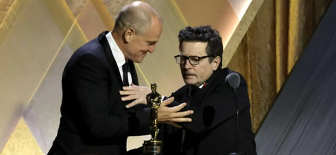Michael J. Fox recibe el Óscar honorífico de la mano de Woody Harrelson