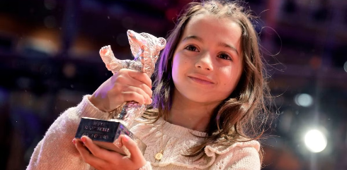 Sof�a Otero recibe a sus 9 a�os el Oso de Plata a la mejor interpretaci�n de la Berlinale por '20.000 especies de abejas'