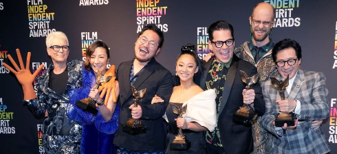 �Todo en todas partes al mismo tiempo' llega a los Oscar convertida en la gran favorita tras arrasar en los premios previos