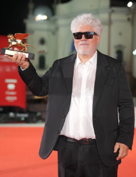 Almod�var rueda 'Amarga navidad', su regreso al espa�ol tras el Le�n de Oro por 'La habitaci�n de al lado'