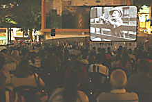 PELÍCULAS DE CHAPLIN SE PROYECTAN EN LAS PLAZAS DE LA CIUDAD