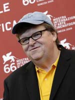 Aplauden a Oliver Stone y Michael Moore en el festival de Venecia