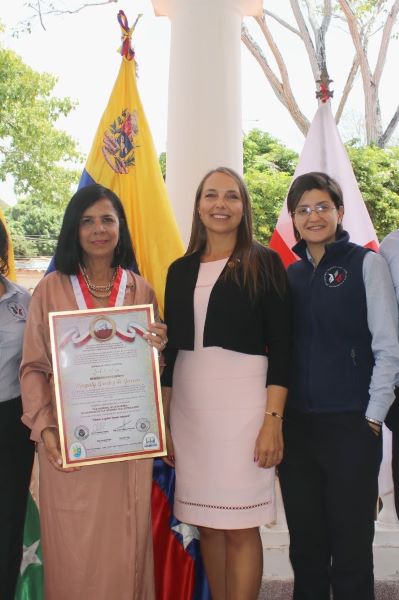 Directora del Centro Venezolano Americano de Margarita recibe la Orden Especial Lech Walesa en su única clase